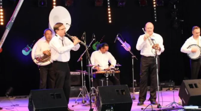 le groupe de jazz DIXIELAND PARADE joue en quintet lors du festival de jazz de Salbris