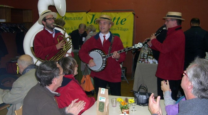 Orchestre jazz new orleans : animation aux tables lors de la foire bio de Gorcy