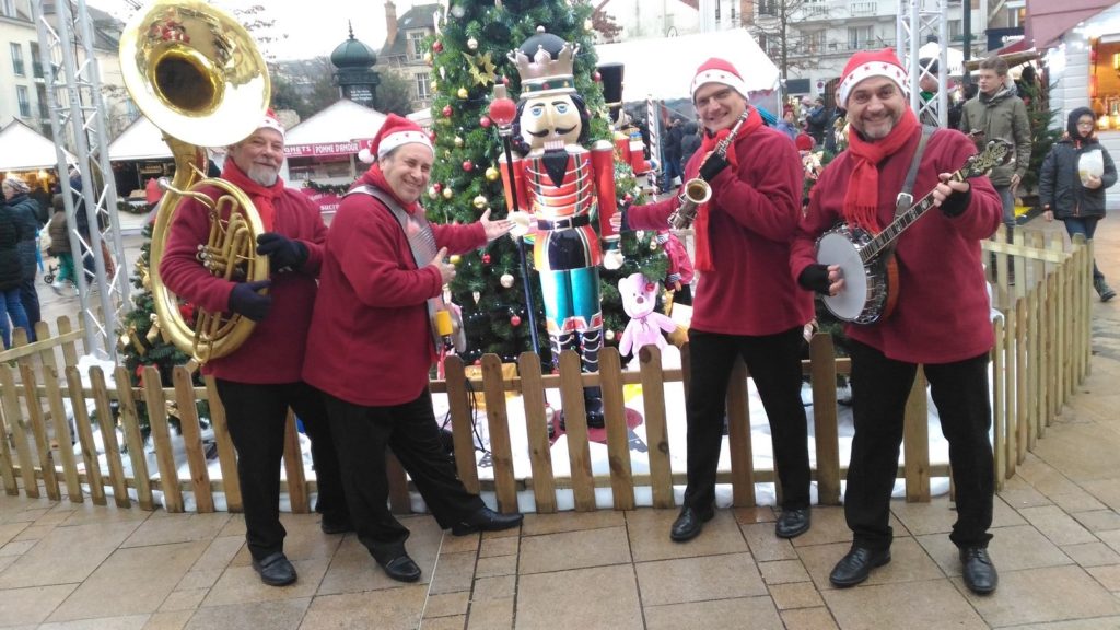 Le quartet de jazz anime un marché de Noël en attendant l'arrivée du Père-Noël.