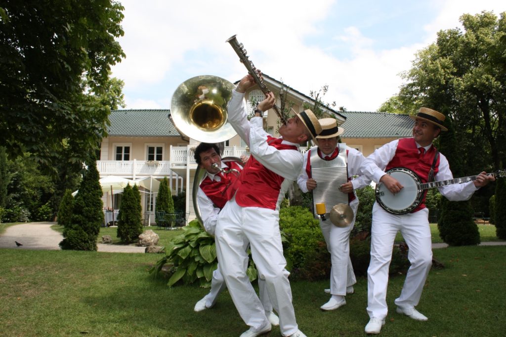 Groupe Dixieland Parade Quintet_Tenue d'orchestre en gilets rouges et pantalon blanc