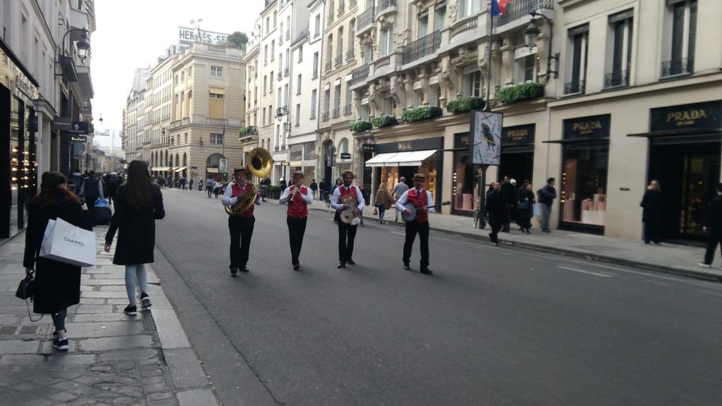 Le jazz band new orleans DIXIELAND PARADE joue en déambulation dans la rue du faubourg Saint-Honoré à Paris