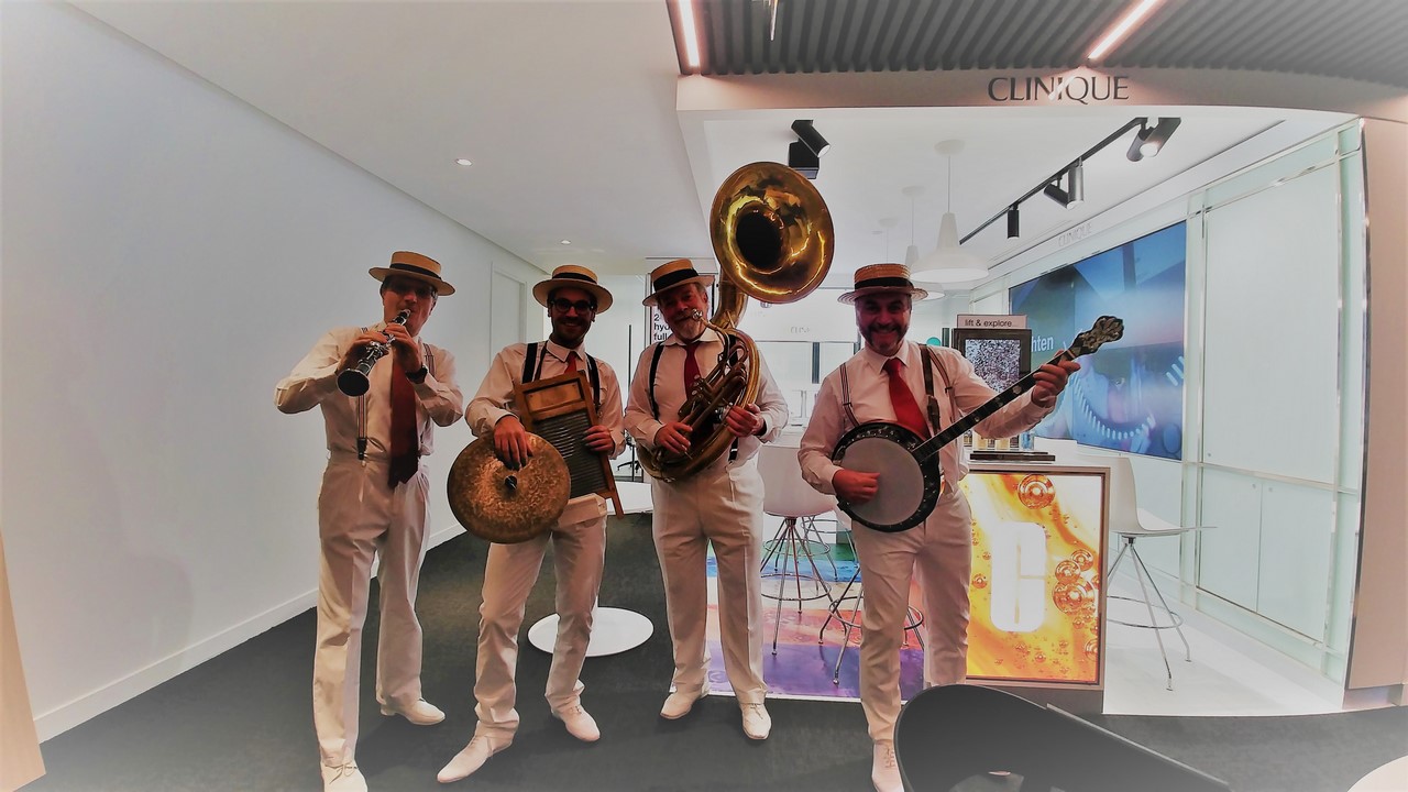 Quartet de jazz dixieland en tenue blanche, cravate rouge et canotier