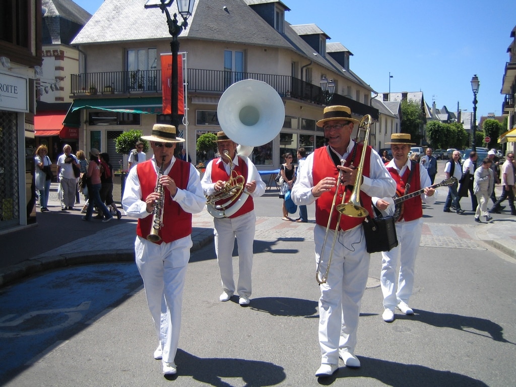 Fanfare jazz DIXIELAND PARADE en quartet dans les rues de Cabourg