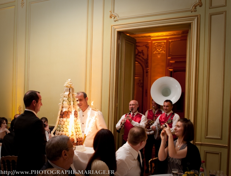 Le trio de jazz new orleans accompagne l'arrivée de la pièce montée du repas de mariage dans la salle de repas.