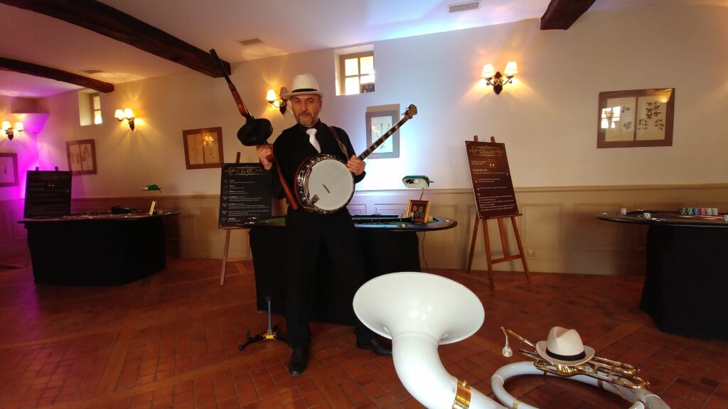 Gangster et musicien, le banjoïste veille à ce que la soirée se déroule sans problèmes