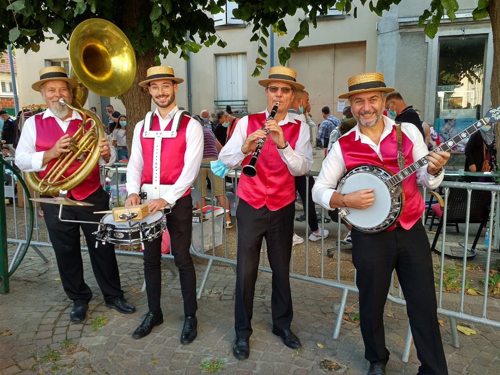 Groupe de jazz new orleans DIXIELAND PARADE en animation musicale sur une brocante